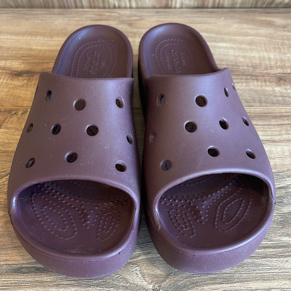 Pre-owned Crocs Dark Cherry Sandals Classic Platform Slides Beach Women Size 9